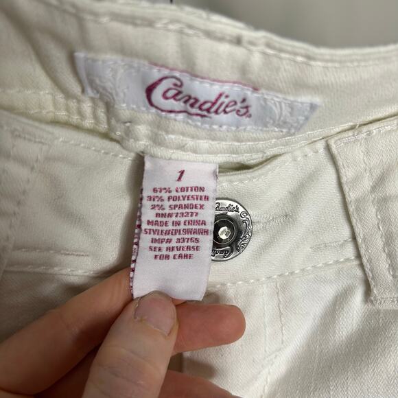 Candies White Jeans- size 1- embroidered pockets, like new, skinny- small flaw - Picture 4 of 7